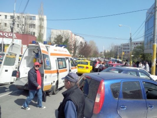Ambulanţierii şi pompierii în acţiune, în Poarta 6